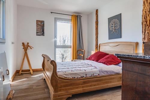Saint-Étienne-du-ValdonnezGites La Boletiere的一间卧室设有一张木床和一个窗户。