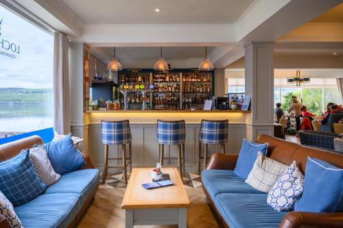 德拉姆纳德罗希特力推尼斯湖族人酒店的一间酒吧,餐厅内有蓝色的沙发