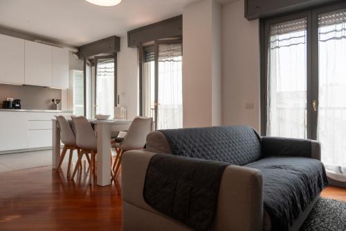 米兰VILLA FENIX MILANO的客厅配有沙发和桌子