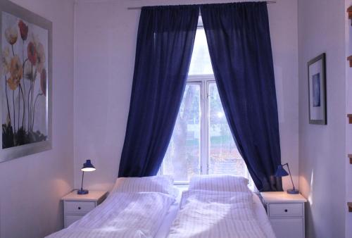 奥斯陆北欧旅舍 - 德施曼门10号的一间卧室设有两张床和窗户。