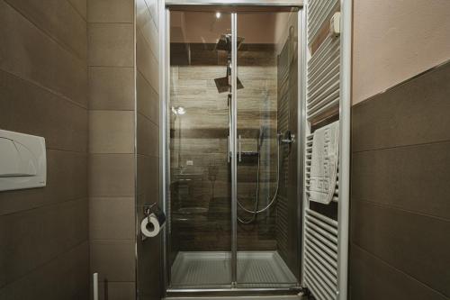 博洛尼亚TORTE & LINI的浴室里设有玻璃门淋浴