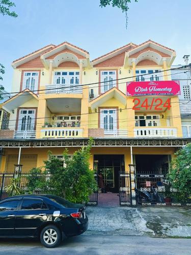 Thôn Trường GiangĐịnh Homestay的停在黄色建筑前面的汽车