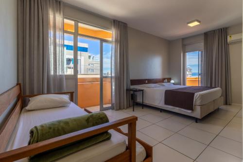 弗洛里亚诺波利斯Rio Branco Hotel的酒店客房设有两张床和一个阳台。
