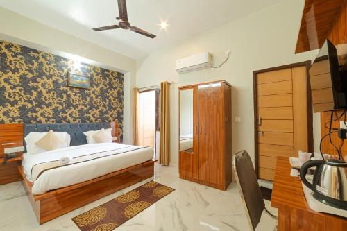 德拉敦Hotel Rudra的一间卧室配有一张床和一张书桌