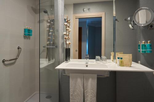 马德里托莱多门酒店的一间带水槽和淋浴的浴室