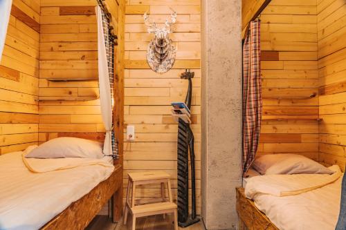 Saint-Étienne-du-ValdonnezGites La Boletiere的木墙客房 - 带两张单人床