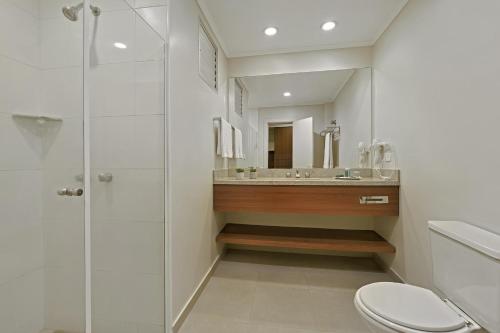 库里提巴Hotel Deville Curitiba Batel的带淋浴、卫生间和盥洗盆的浴室