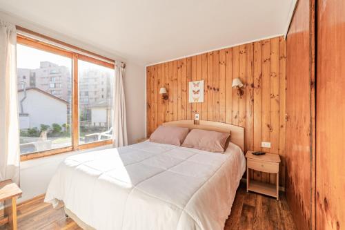 拉塞雷纳MarSerena的卧室设有白色的床和大窗户