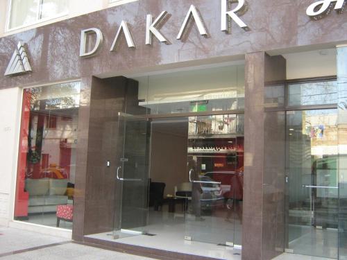 门多萨DAKAR HOTEL的一家达喀尔商店,前面有标志
