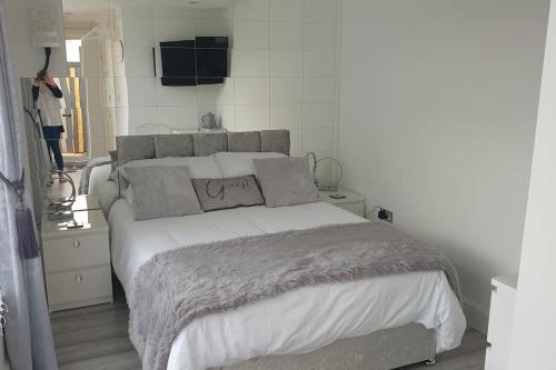 威勒尔Near liverpool double bedroom hideaway的一间卧室,卧室内配有一张大床