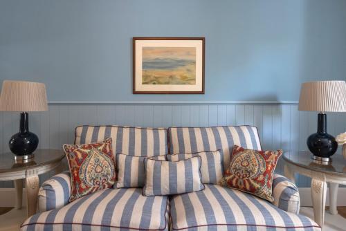 米克诺斯城科嫩尼公寓的蓝色的客厅配有沙发和2张桌子