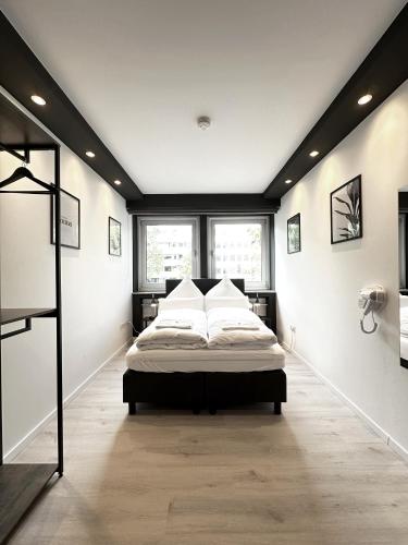 杜塞尔多夫BLK Hostel的一间卧室配有带白色枕头的床