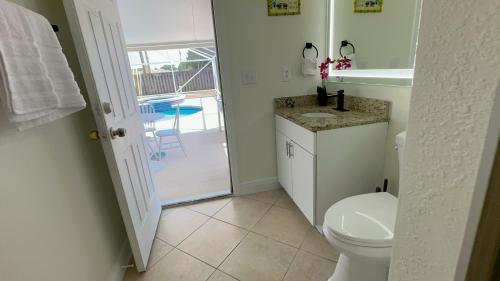 圣露西港Port St Lucie 3BD/2BA Jacqueline的白色的浴室设有卫生间和水槽。