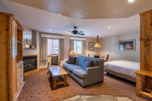 奥林匹克谷Red Wolf Lodge at Olympic Valley的客厅配有床和蓝色沙发