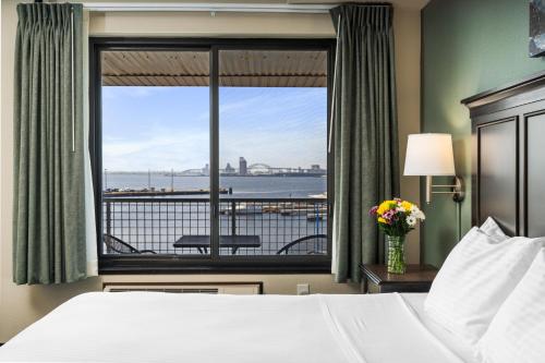 德卢斯公园岬码头酒店的一间卧室设有一张床和一个大窗户