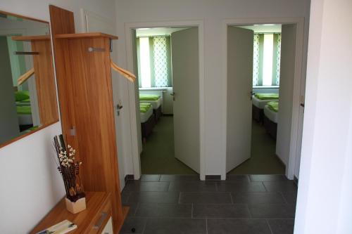 ZarrentinAppartements am Schaalsee的一间设有一排衣柜的房间
