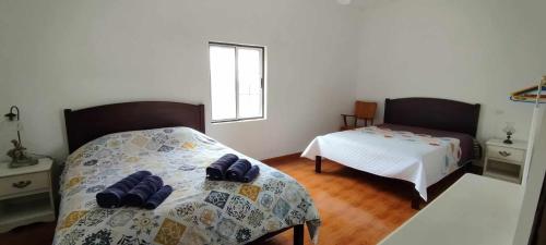 Praia da GraciosaCasa dos Fenais的一间卧室配有一张床和一张床,面积有1平方米