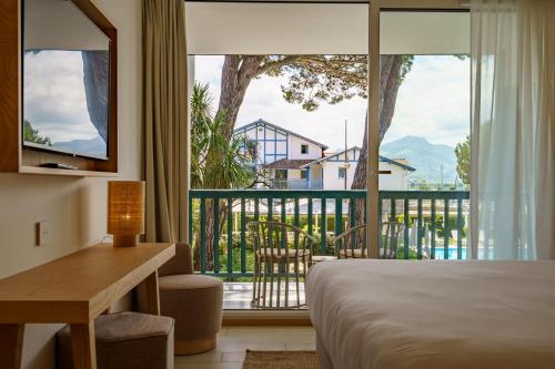 昂代Hôtel Ibaia的酒店客房设有一张床和一个阳台。