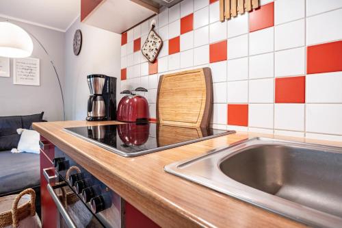 德兰斯克Bungalow Passat - Bgl 5的厨房配有水槽和台面