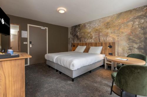 伯格达尔弗莱彻艾莉卡餐厅酒店的酒店客房配有一张床铺和一张桌子。