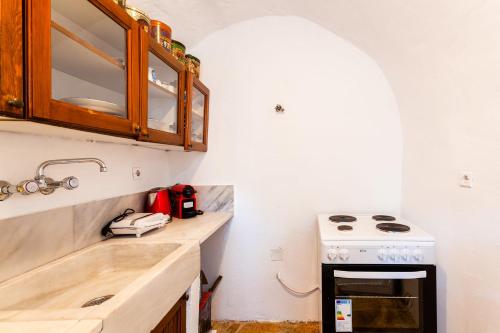 MiléaMilea Traditional House-Private Garden Retreat的厨房配有水槽和炉灶