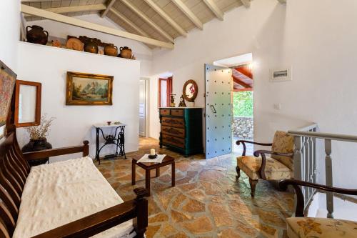 MiléaMilea Traditional House-Private Garden Retreat的客厅配有沙发和桌子