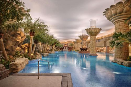 北京北京东方君悦大酒店的棕榈树酒店的一个游泳池