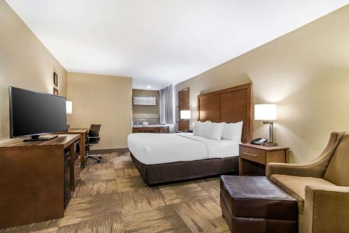 锡代利亚锡代利亚站康福特茵酒店的配有一张床和一台平面电视的酒店客房