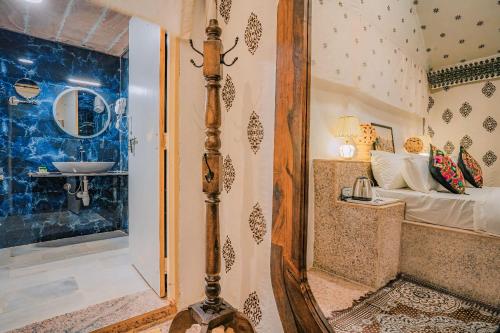 斋沙默尔Desert Heritage Luxury Camp And Resort的带淋浴和盥洗盆的浴室