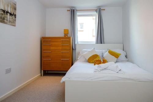 曼彻斯特Lovely 2 Bed 2 Bathroom Apartment Manchester的卧室配有白色的床和梳妆台。