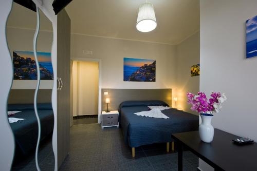 巴蒂帕利亚B&B Suite 123的酒店客房设有两张床和一张桌子。
