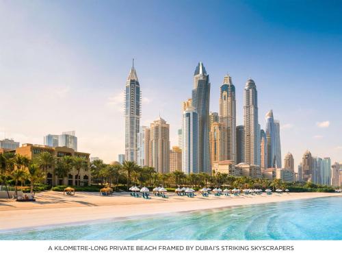 迪拜迪拜朱美拉海滩唯一度假村的享有迪拜城市天际线的美景,设有游泳池