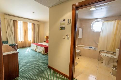 戈韦阿Hotel Eurosol Gouveia的一间酒店客房 - 带一张床和一间浴室