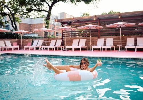 奥斯汀Downright Austin, A Renaissance Hotel - New Hotel的躺在游泳池内管上的女人