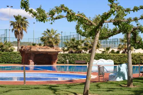 拉皮内达Alea Rentals - Los Juncos的一个带水滑梯的度假村内的游泳池