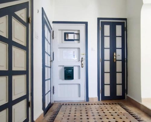 丹吉尔Maison Médina, terrasse panoramique的一间铺有瓷砖地板的房间内的门