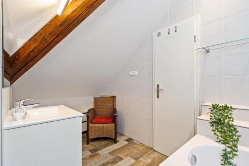 卢森堡Stylish 1BR Apartment in Central Grund的带淋浴、盥洗盆和卫生间的浴室