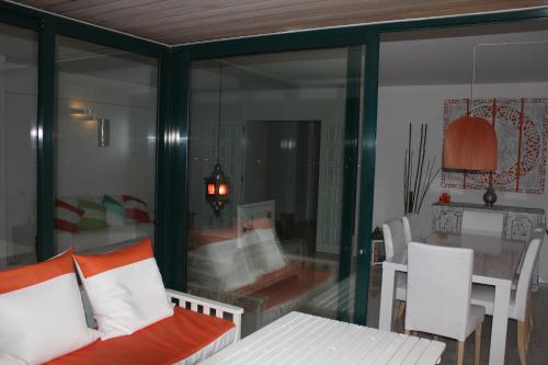 卡斯卡伊斯Apartment Outeiro da Vela的玻璃间配有沙发和桌子