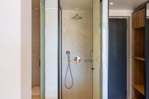 卡塔科隆PHEIA, Vriniotis Resorts的浴室内配有淋浴和头顶淋浴