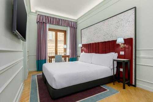 佛罗伦萨伊莎贝拉室友酒店的酒店客房,配有床和电视