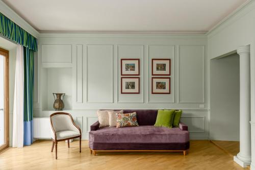 佛罗伦萨伊莎贝拉室友酒店的客厅配有紫色沙发和椅子