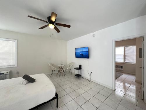 劳德代尔堡Fort Lauderdale 1 BDRM apartment -5 minutes walk to Las Olas Beach的一间带吊扇的卧室和一间餐厅