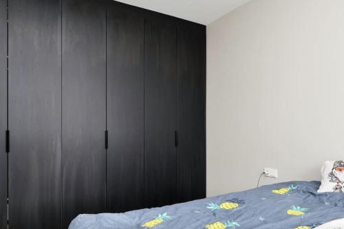 阿克雷里Nice & cozy two bedroom apartment with a balcony的一间卧室配有一张黑色橱柜的床