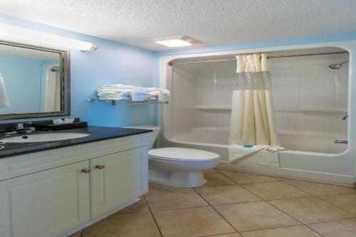 默特尔比奇默特尔海滩加勒比度假酒店的浴室配有卫生间、淋浴和盥洗盆。