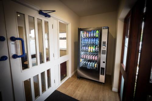 沃特福德沃特福德旅游景点的室内的自动售货机,装有苏打水瓶