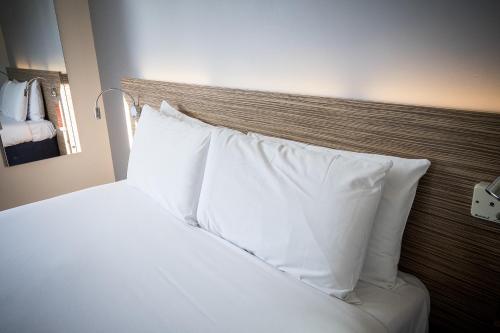 利默里克旅游酒店客房内的一张或多张床位