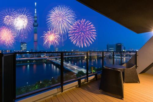 东京stayme THE HOTEL Asakusa Riverside的阳台享有天空烟花美景