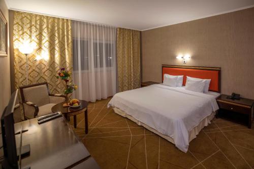 克拉多沃阿夸斯塔多瑙河酒店的酒店客房带一张大床和一把椅子