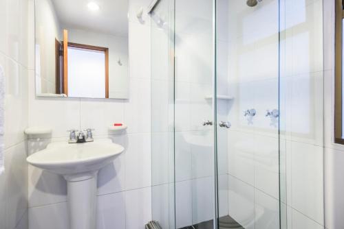 波哥大波托菲诺住宿加早餐旅馆的白色的浴室设有水槽和淋浴。