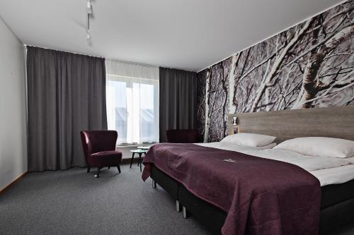 于默奥Comfort Hotel Umeå City的一间设有大床和窗户的酒店客房